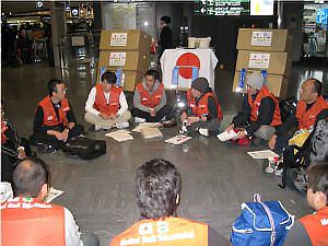 成田空港にてブリーフィング