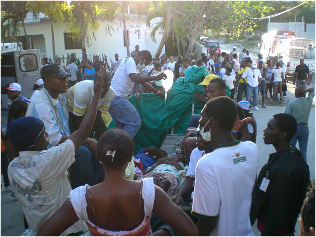 ドミニカ共和国の国境の町 Jamani の Melenciano Hospital には国境を越えて ハイチより多数の患者が運ばれている。トラックに載せられ運ばれてきた患者（ver.1）