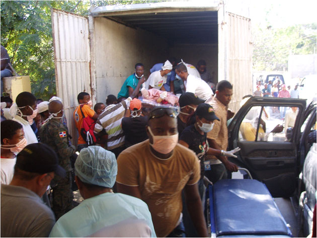 ドミニカ共和国の国境の町 Jamani の Melenciano Hospital には国境を越えて ハイチより多数の患者が運ばれている。トラックに載せられ運ばれてきた患者（ver.2）