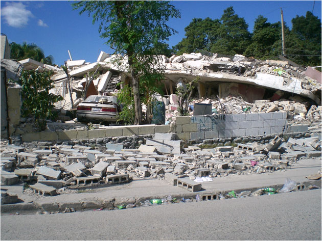 ハイチの首都ポルトープランセの被害写真、崩壊する建物（ver.1）