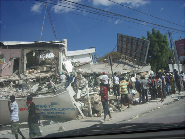 ハイチの首都ポルトープランセの被害写真、崩壊する建物（ver.2）