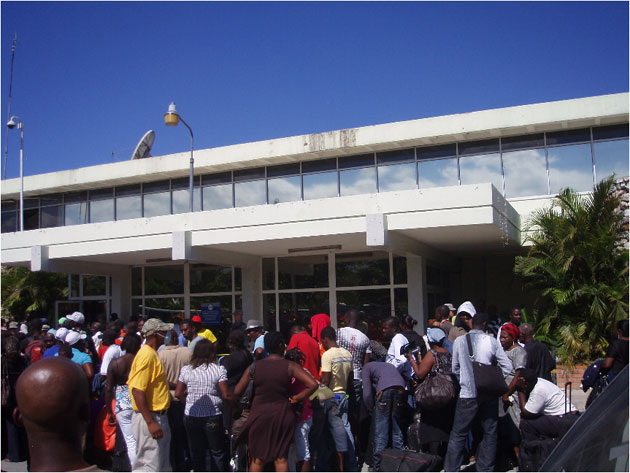 ポルト－プランセ国際空港でハイチから脱出しようとして いるが空港が閉鎖されたままで再開を待つ被災者達