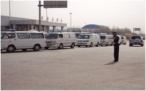 空路で搬送された患者を迎えるため待機している救急車（西寧空港）