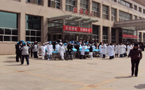 救急外来前で待機する多くの医療スタッフ（西寧市内大学病院）