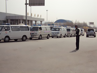 空路で搬送された患者を迎えるため待機している救急車（西寧空港） 