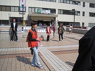 日差しの強い中、多くのボランティアの方々からの 協力をいただきました