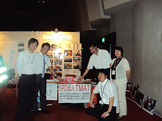 出展したTMATブースに多くの学会参加者が殺到活動内容について多くの質問が寄せられた