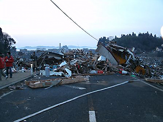 家が崩れ道路が塞がれている