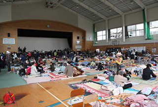 避難所の一つで、活動場所でもある階上中学校で避難する体育館