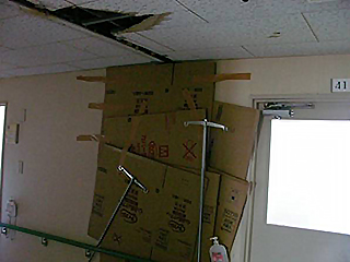地震の影響で天井や壁がはがれ、水道管が破裂し水浸しとなった仙台徳洲会病院