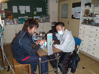 学校の教室にて診療を行うTMATスタッフ