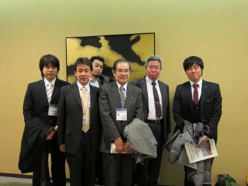 座長の篠﨑センター長（右から３人目）と発表したTMATメンバー