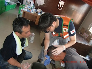 診療を行う池原隊長と濱田看護師