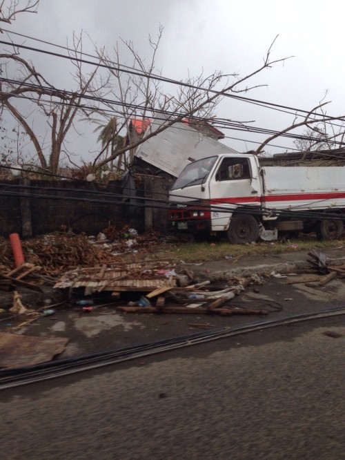 台風によりトラックが建物に衝突（タクロバン）