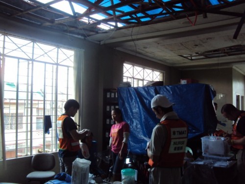 診療所となっているホールの屋根は台風で吹き飛ばされた