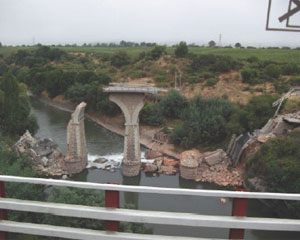 崩壊した橋