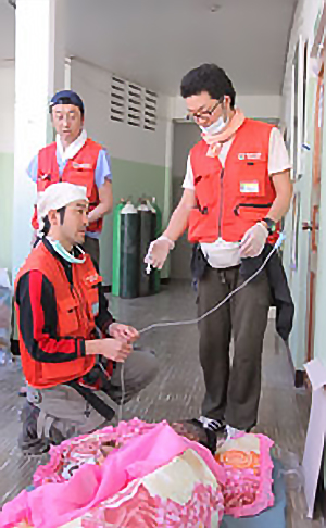 廊下に収容された患者を処置する佐藤、酒井両看護師