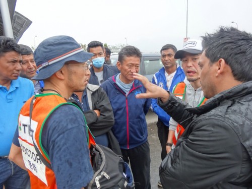 現地スタッフから情報収集を行う高力隊長（右）と村上医師（左）