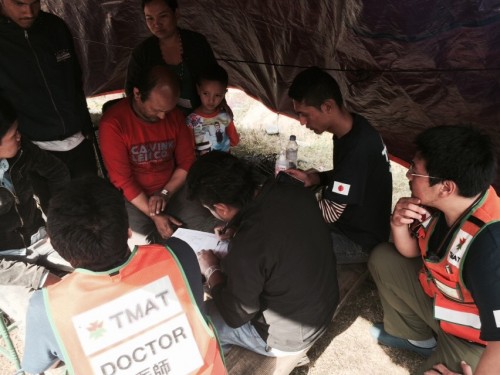 共に活動しているネパール人Bipin医師や地元看護学生らが患者から問診。TMATの診療をスムーズにしてくれている。