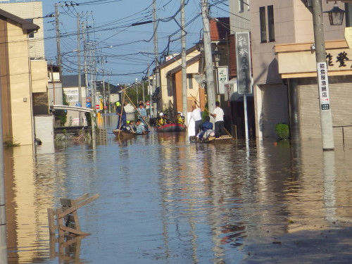 常総市役所周辺。市役所へはボートでないといけない状態（水海道地区）