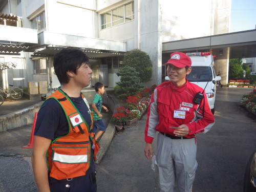 医療活動を開始した日赤スタッフと情報交換